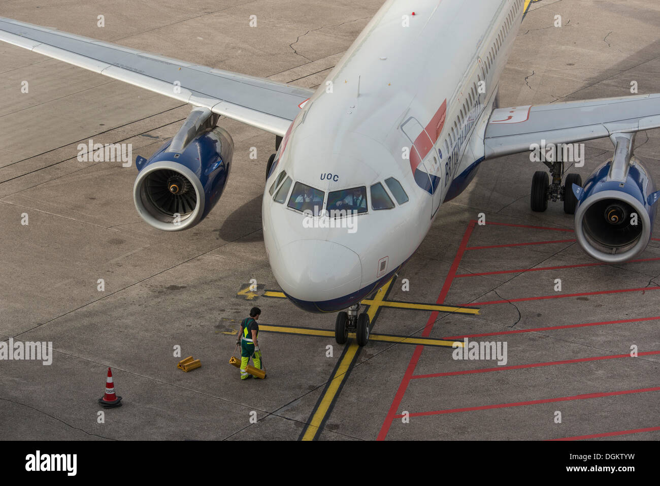 Arbeitnehmer eine geparkte Flugzeug, Flughafen Düsseldorf International, North Rhine-Westphalia Bremsbeläge zuweisen Stockfoto