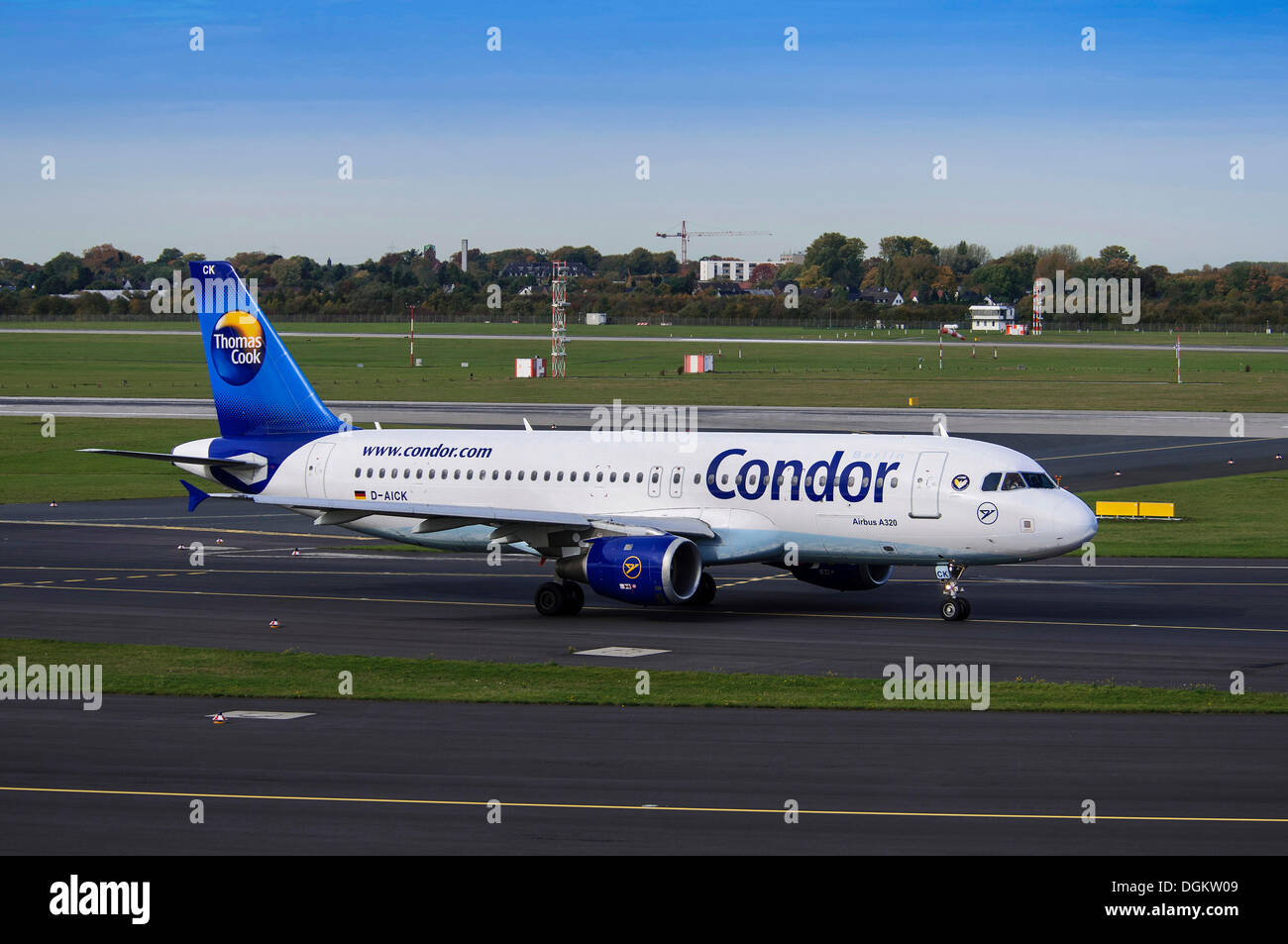 Condor Airbus A320 Flugzeugen auf dem Rollfeld, Flughafen Düsseldorf International, North Rhine-Westphalia Stockfoto