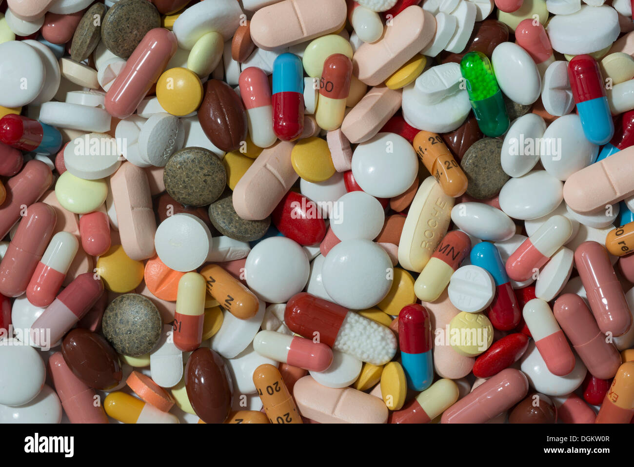Gemischte bunte Pillen, Kapseln, Tabletten und Dragees, Deutschland Stockfoto