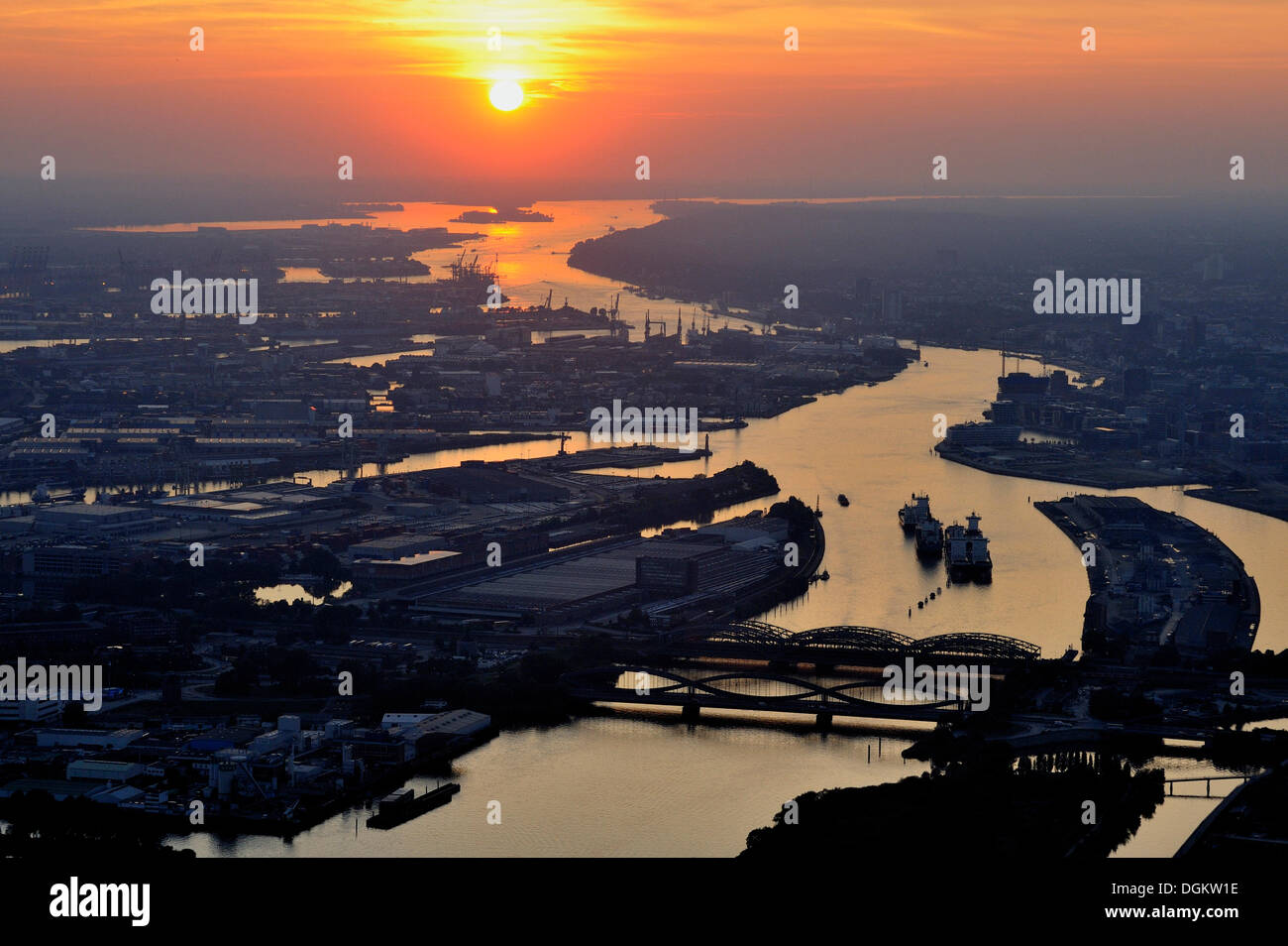 Luftaufnahme, Elbe-Fluss erstreckt sich in die Ferne, der Hamburger Hafen bei Sonnenuntergang, Hamburg, Hamburg, Germany Stockfoto