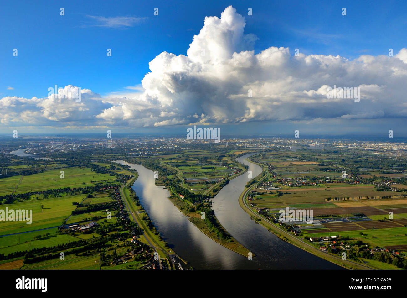 Luftaufnahme, Bunthaeuser Spitze, wo die Elbe in die Norderelbe und Stillhorn Flüsse teilt Stockfoto