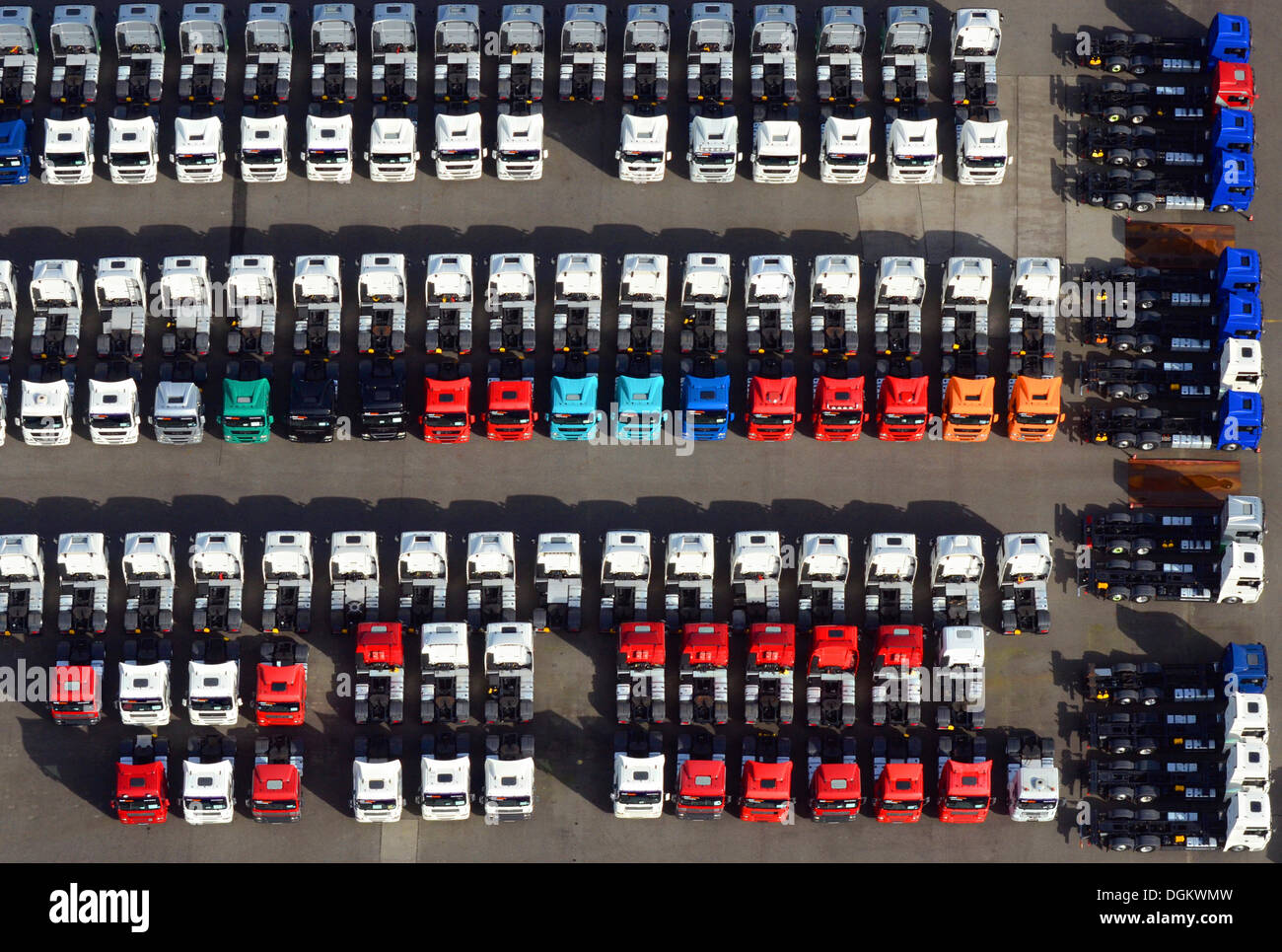 Luftbild, neue und gebrauchte LKW und Zugmaschinen, Hamburg, Hamburg, Hamburg, Deutschland Stockfoto