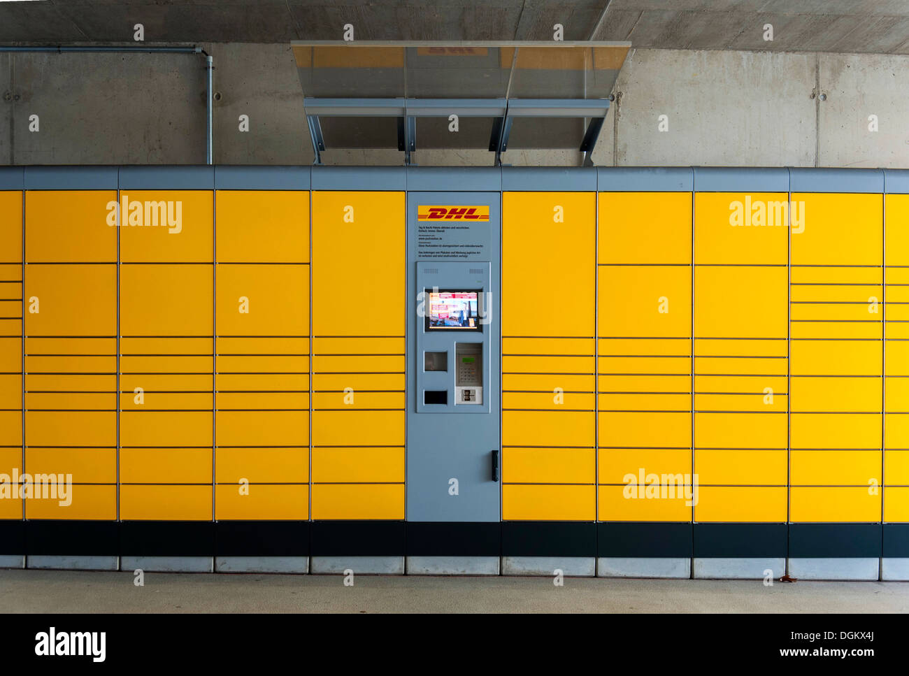 DHL Packstation, automatisierte Kabinen für Self-Service für die Sammlung  und den Versand von Paketen und Oversize Briefe in Deutschland  Stockfotografie - Alamy