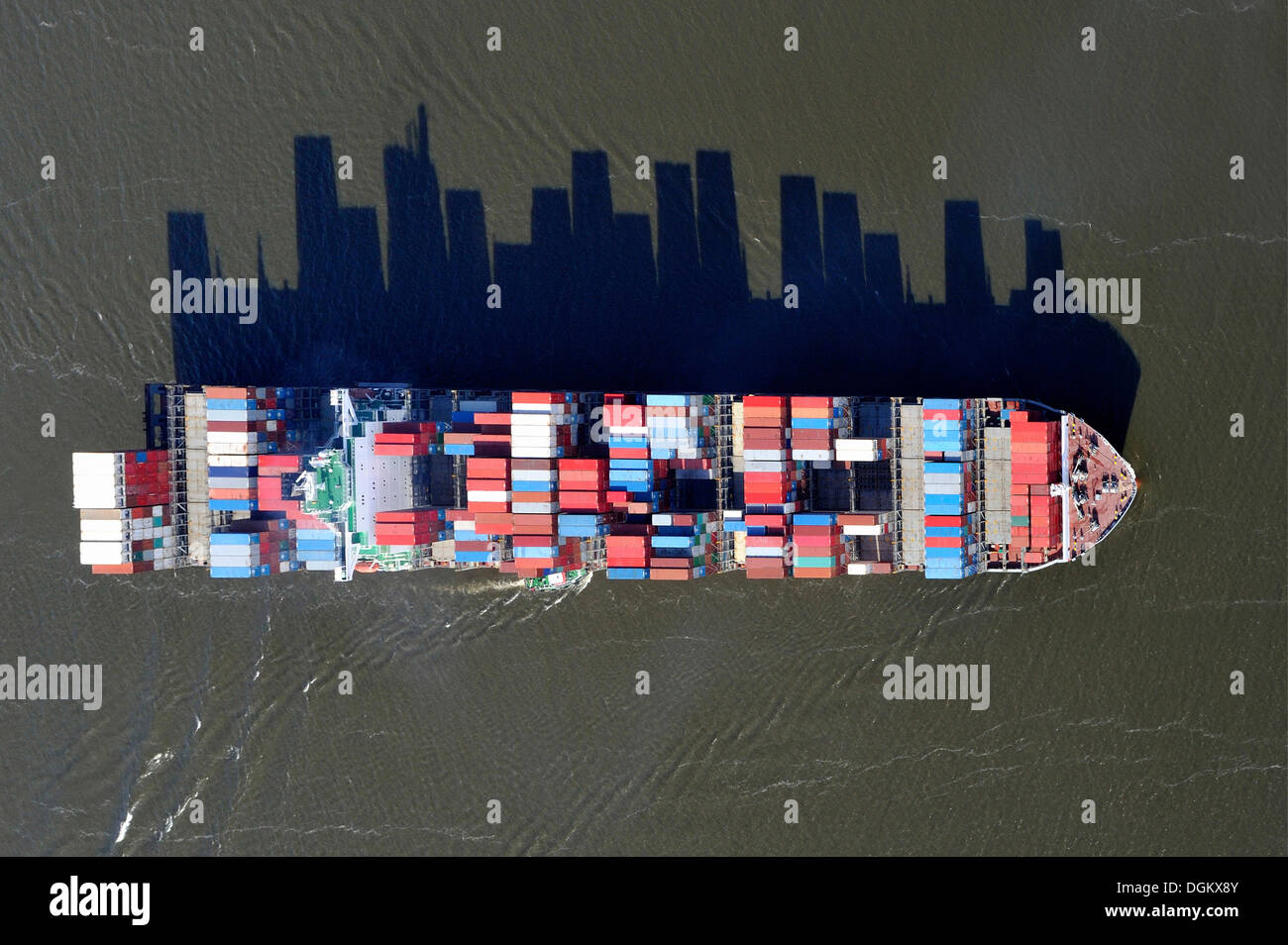 Luftaufnahme, Containerschiff an der Elbe, mit langen Schatten der gestapelten Container, Hamburg, Hamburg, Deutschland Stockfoto