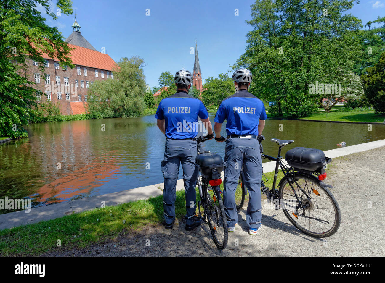 Zwei Polizisten, Gemeinschaft Verbindungsbeamten mit Polizei Fahrräder, Winsen eine der Luhe, Niedersachsen, Deutschland Stockfoto