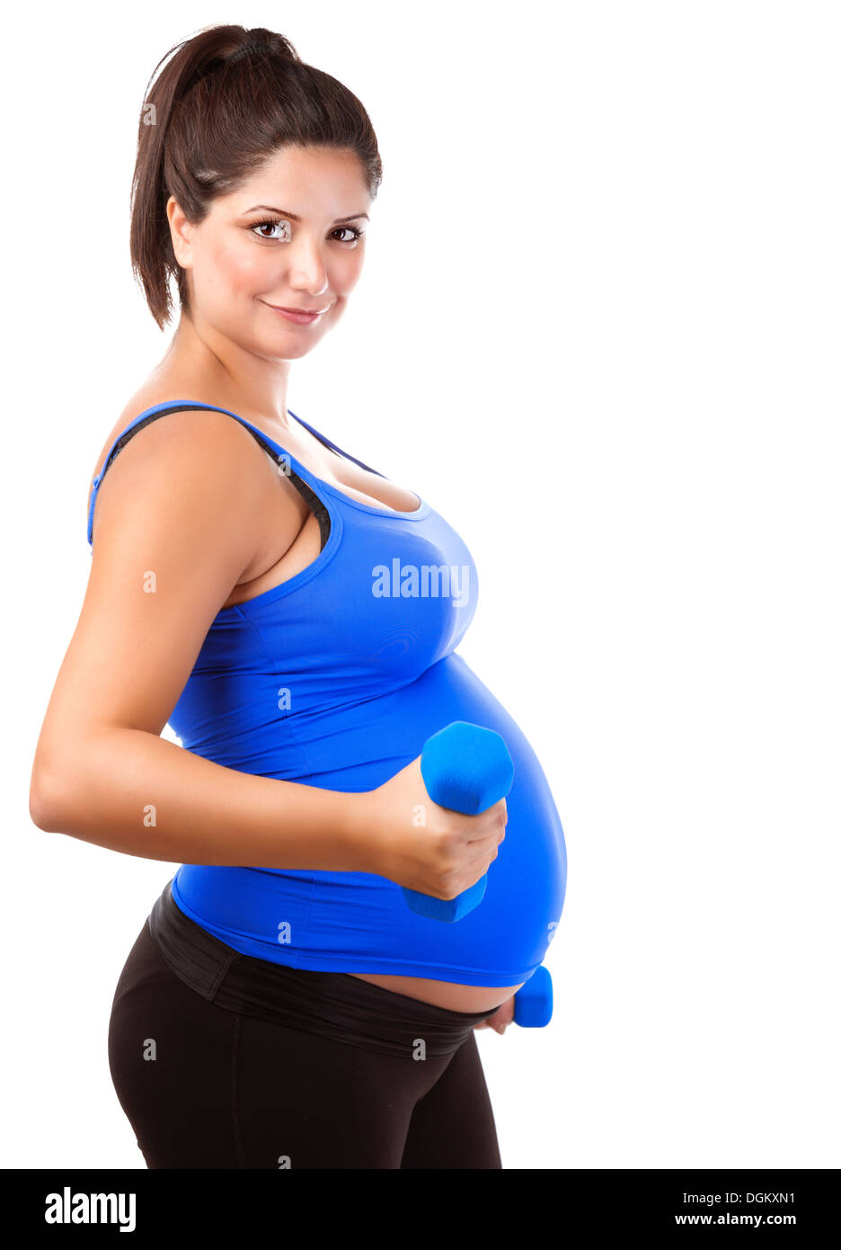 Seitenansicht der glückliche gesunde werdende Frau Übung mit Hanteln, isoliert auf weißem Hintergrund, aktive Schwangerschaft Konzept Stockfoto