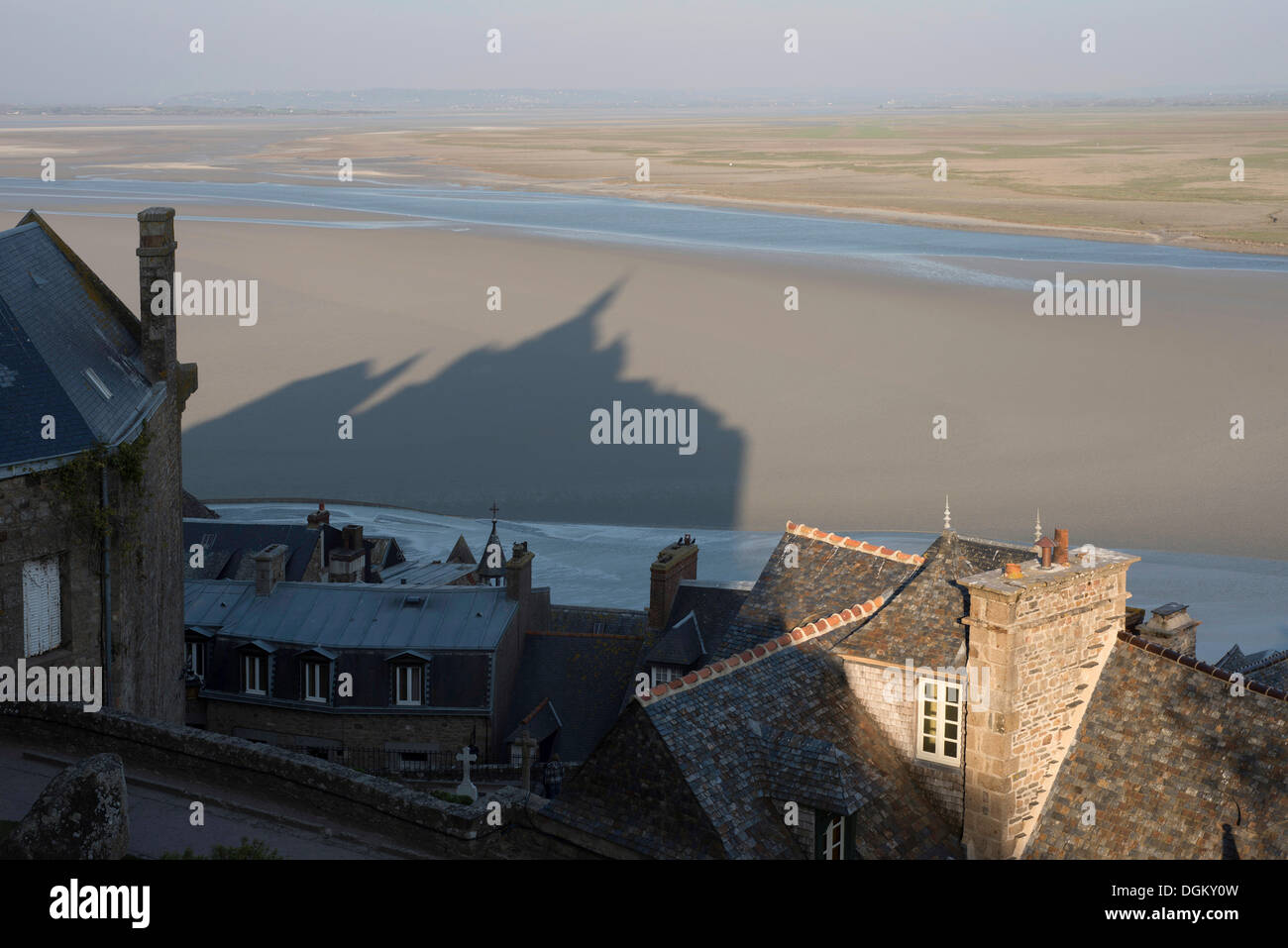 Dächer und Schatten des Mont Saint-Michel, Wattenmeer bei Ebbe, Basse-Normandie, Frankreich Stockfoto