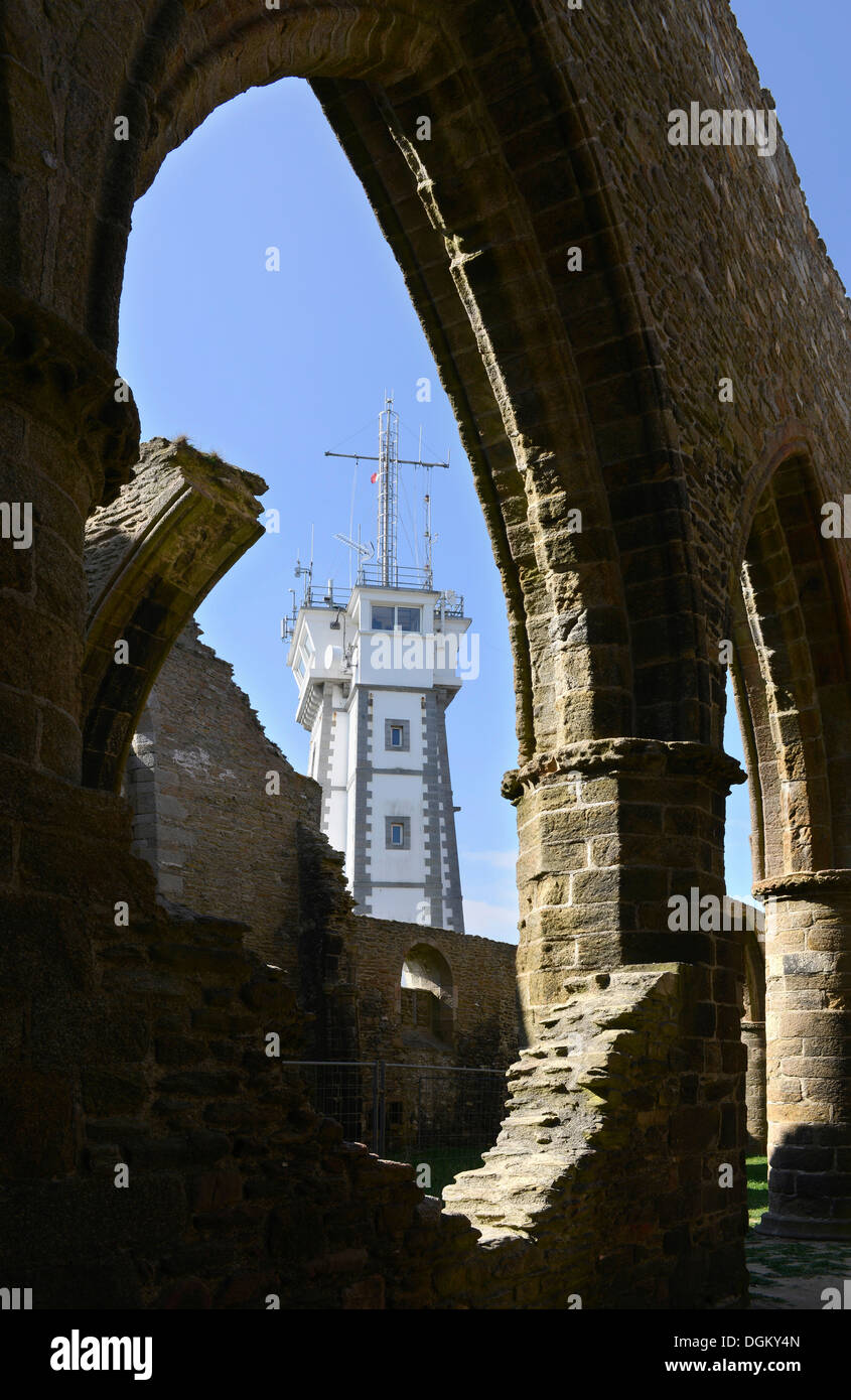 Blick durch die gotischen Bogen von der Stiftsruine, Marine Kontrollturm, Kap Pointe de Saint Mathieu Stockfoto