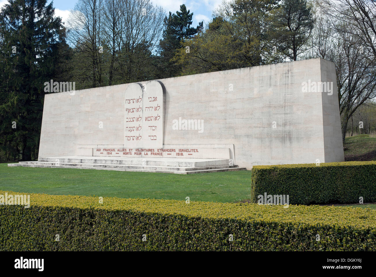 Betonwand Im Garten Judisches Denkmal Fur Die Schlacht Um Verdun Erster Weltkrieg Verdun Lothringen Frankreich Europa Stockfotografie Alamy