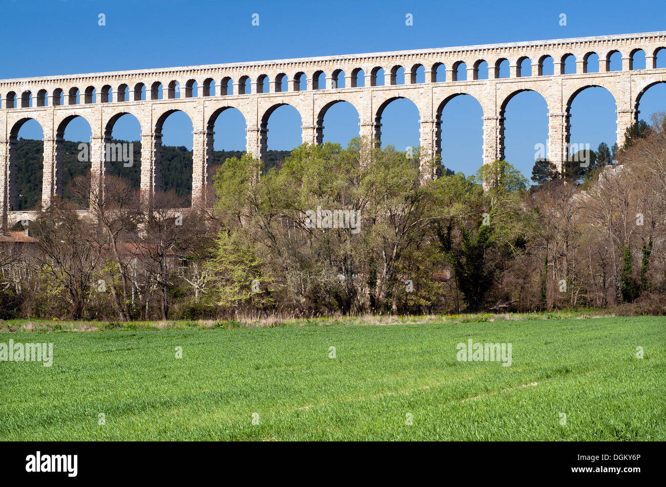 Roquefavour Aquädukt überspannt das Tal, Ventabren, Departement Bouches-du-Rhône, Provence, Provence-Alpes-Côte d ' Azur Stockfoto