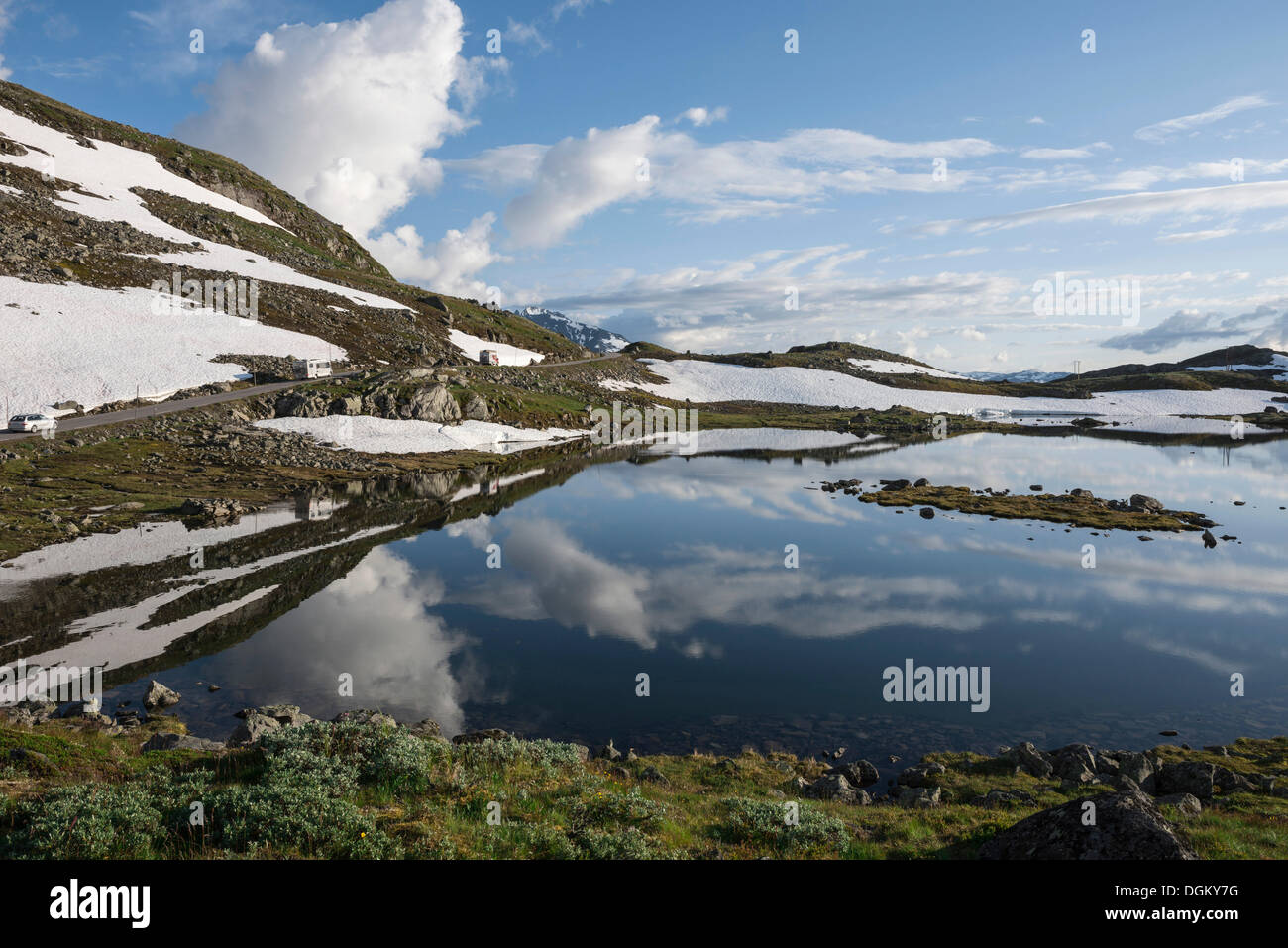 Landschaft mit Schneefelder und einem See, Gebirge Jotunheimen, Oppland, Ost-Norwegen, Norwegen Stockfoto