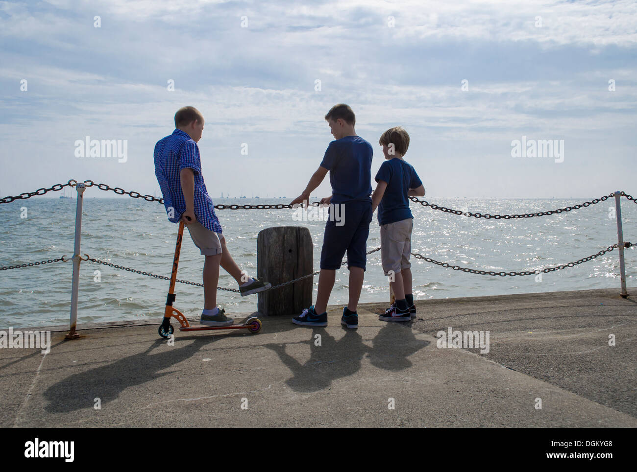 drei Jungs am Meer Stockfoto