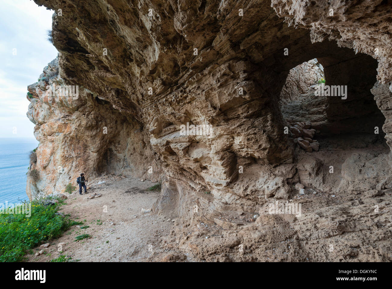 Grotta Perciata, eine prähistorische Siedlungsstätte, Monte Cofano Nature Reserve, Custonaci, Provinz Trapani, Sizilien, Italien Stockfoto
