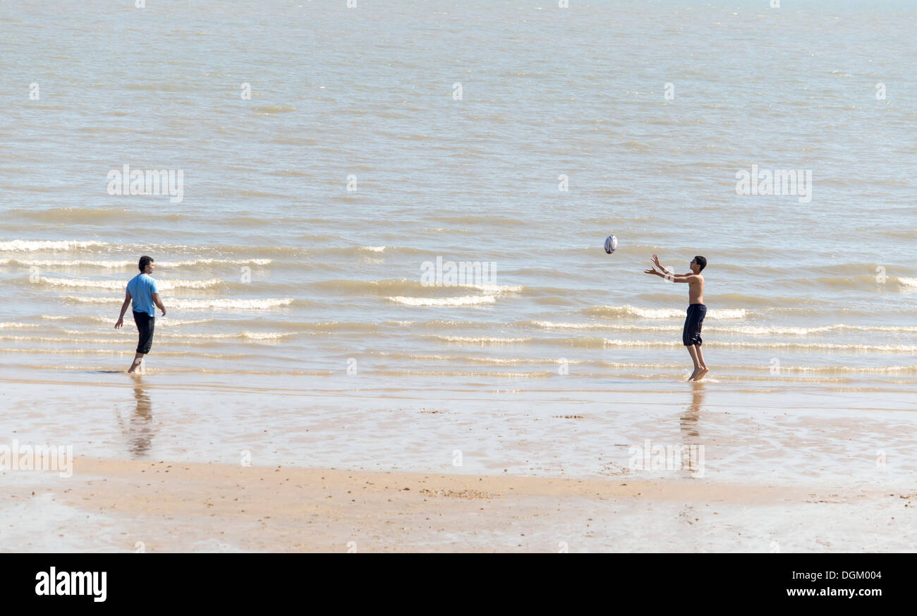 spielen Rugby am Strand Stockfoto