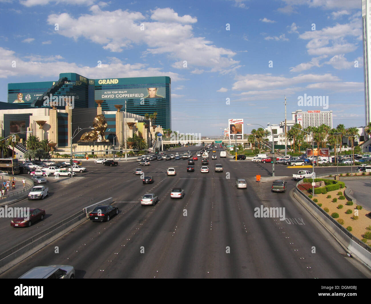MGM Grand und Hooters Hotel East Tropicana Avenue und Las Vegas Boulevard Foto: Klaus Nowottnick Datum: 26 Juli; 2011 Stockfoto