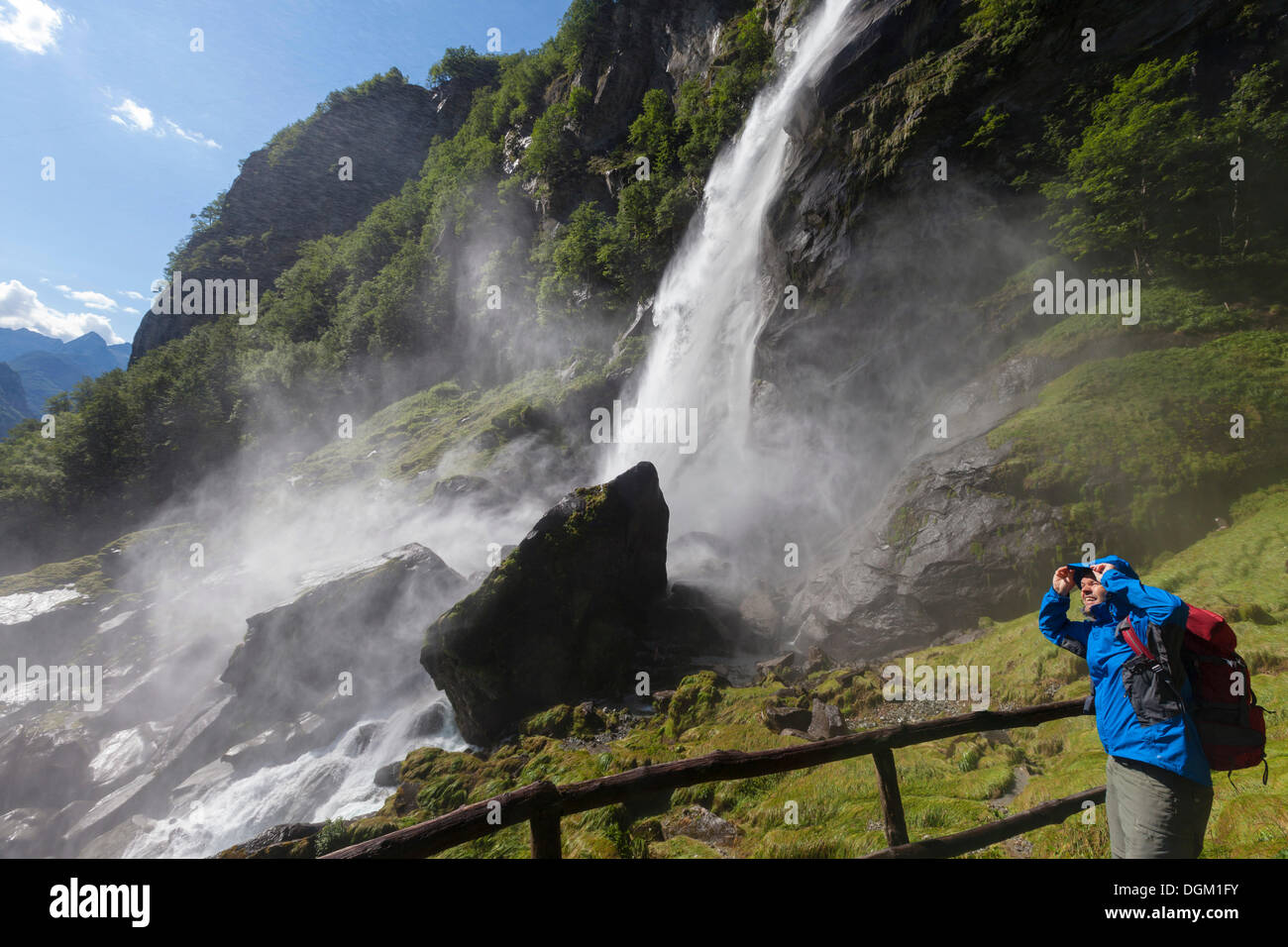 Ein Mann, Wandern am Wasserfall von Foroglio, Bavona-Tal, Val Bavona, Maggiatal, Valle Maggia, Tessin, Schweiz, Europa Stockfoto