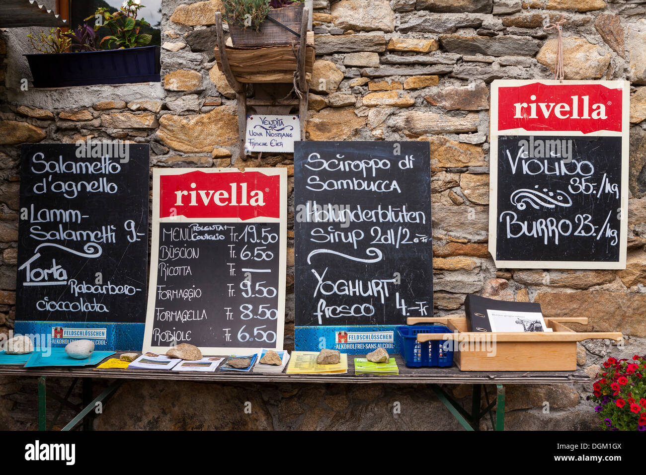 Alpine Produkte für den Verkauf auf der Alpe cedullo auf gambarogno, Tessin, Schweiz, Europa Stockfoto