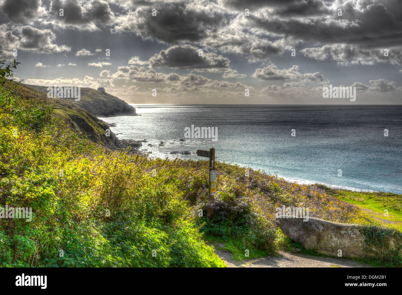 Küste Weg felsfreie Sand Cornwall England mit dunklen Wolken launisch Stockfoto