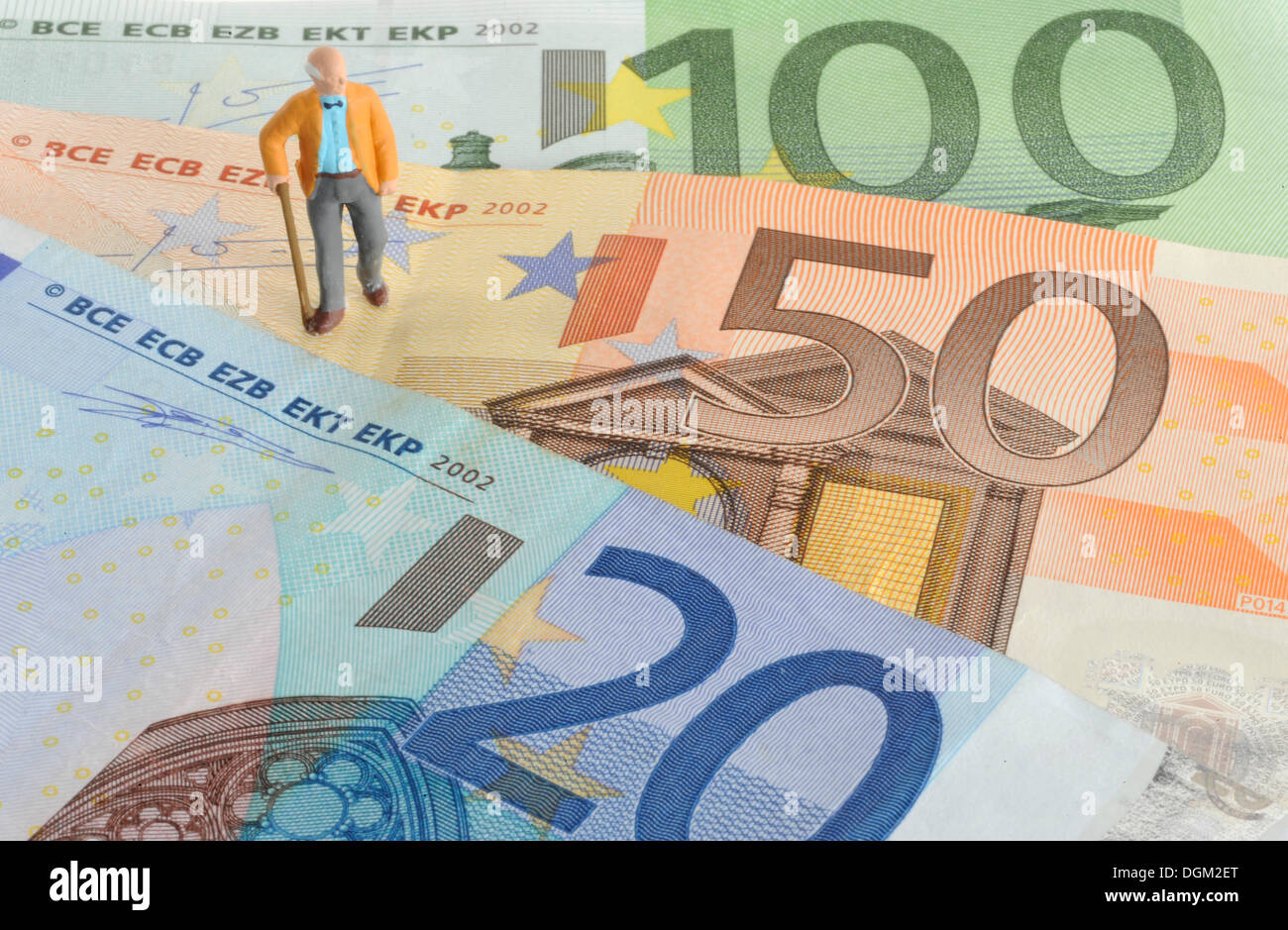 Rentner-Figur, Euro-Münzen, Banknoten, symbolisches Bild für Renten Stockfoto