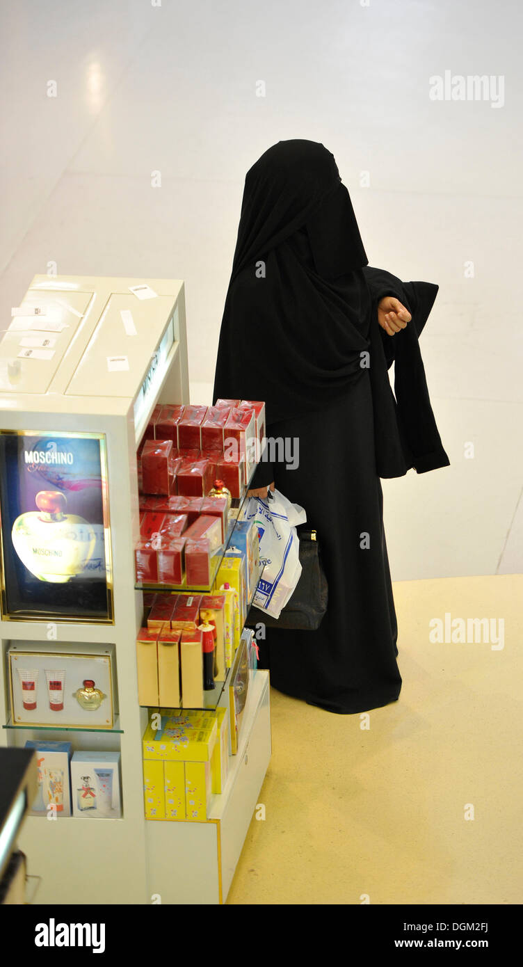 Katar Frau im traditionellen Kostüm Abaya und Schleier, Kosmetik, zollfreie Zone, Doha International Airport, Doha, Katar, Asien Stockfoto