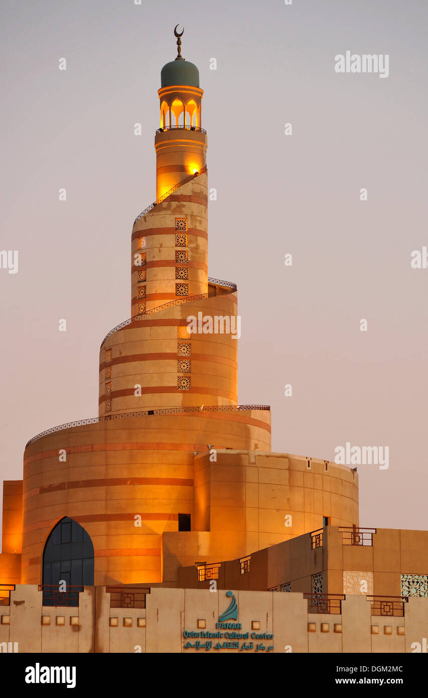 Abend, schraubte Turm der Fanar, Islamisches Kulturzentrum in Katar, Doha, Qatar, Persischer Golf, Nahost, Asien Stockfoto
