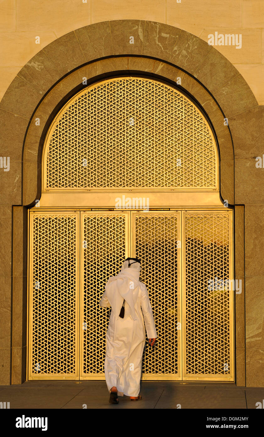 Qatari tragen traditionelle Kleidung mit Gutra, vergoldete Westeingang, Museum für islamische Kunst, entworfen von i.m. PEI Stockfoto
