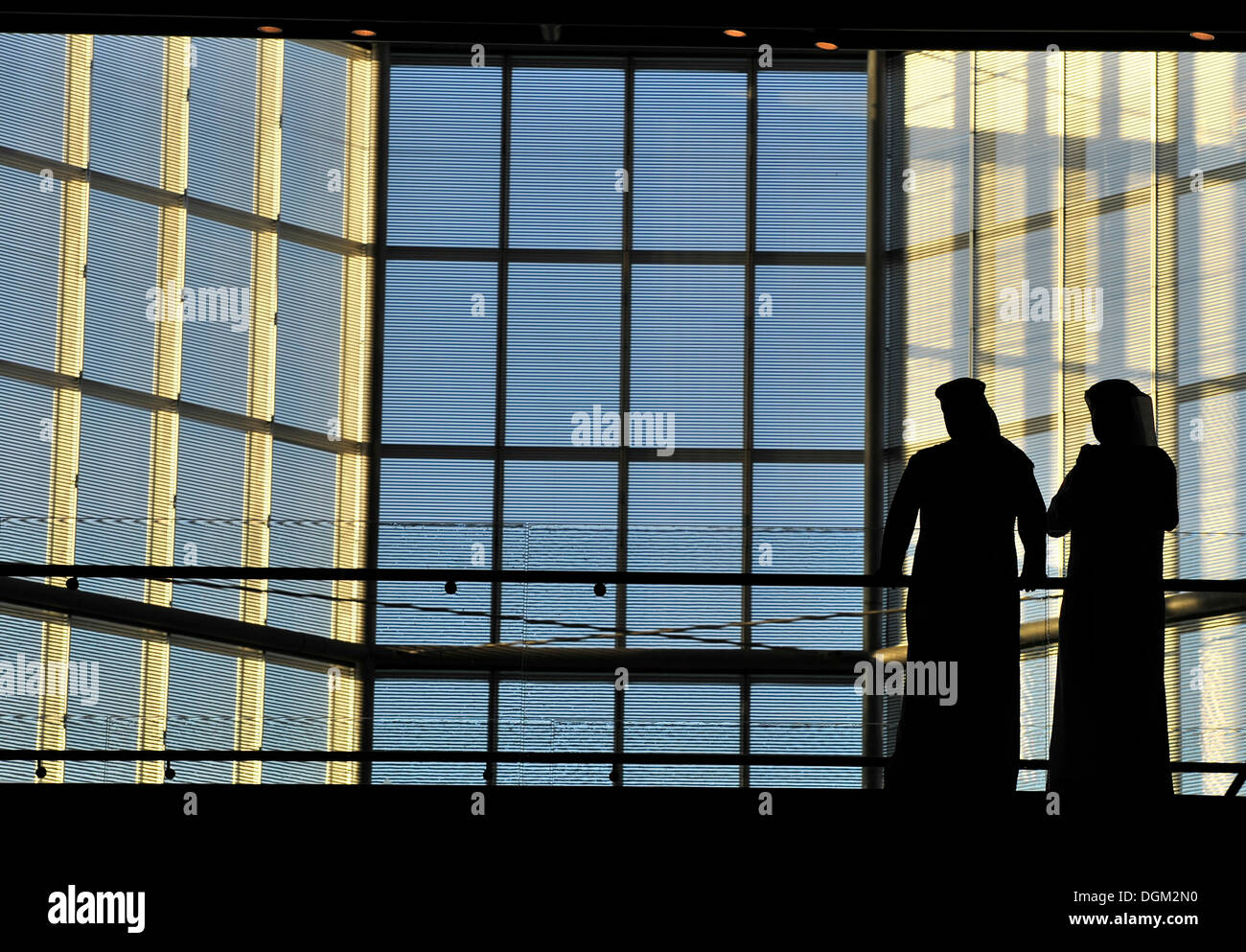 Qatari tragen traditionelle Kleidung mit Gutra, innere Aufnahme des Atriums, Museum für islamische Kunst, entworfen von I.M. PEI, Corniche Stockfoto