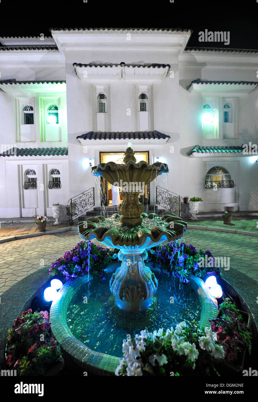 Nachtaufnahme, Brunnen vor einer Villa, Doha, Qatar, Persischer Golf, mittleren Osten, Asien Stockfoto