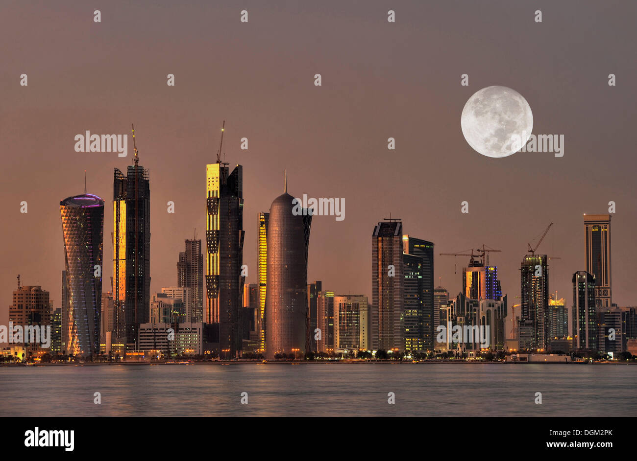 Dämmerung geschossen, Skyline von Doha mit dem Tornado Tower, Peilturm, Frieden Towera, Al-Thani Turm und dem Mond, Doha, Katar Stockfoto