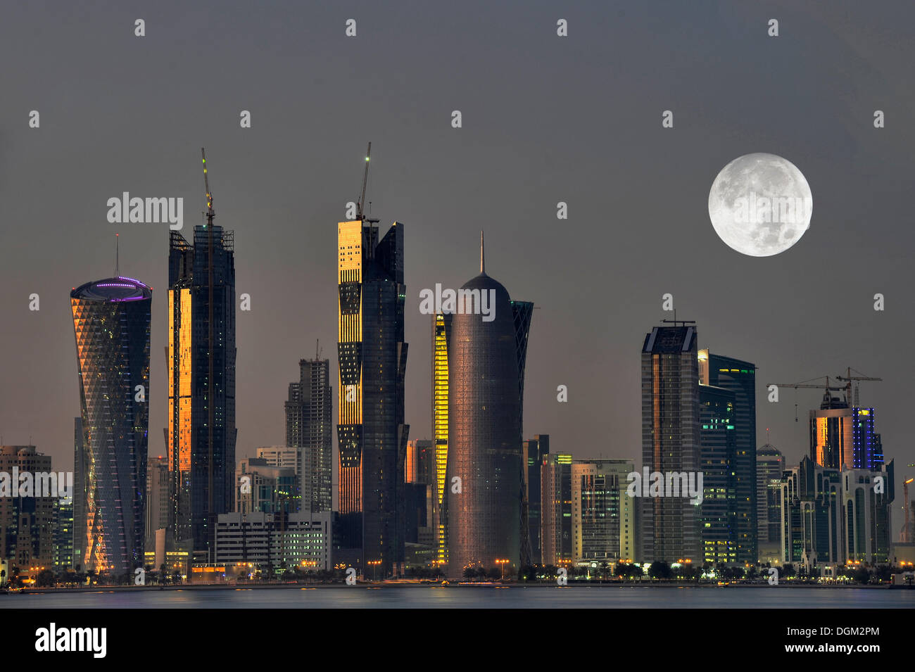 Dämmerung geschossen, Skyline von Doha mit dem Tornado Tower, Peilturm, Frieden Towera, Al-Thani Turm und dem Mond, Doha, Katar Stockfoto