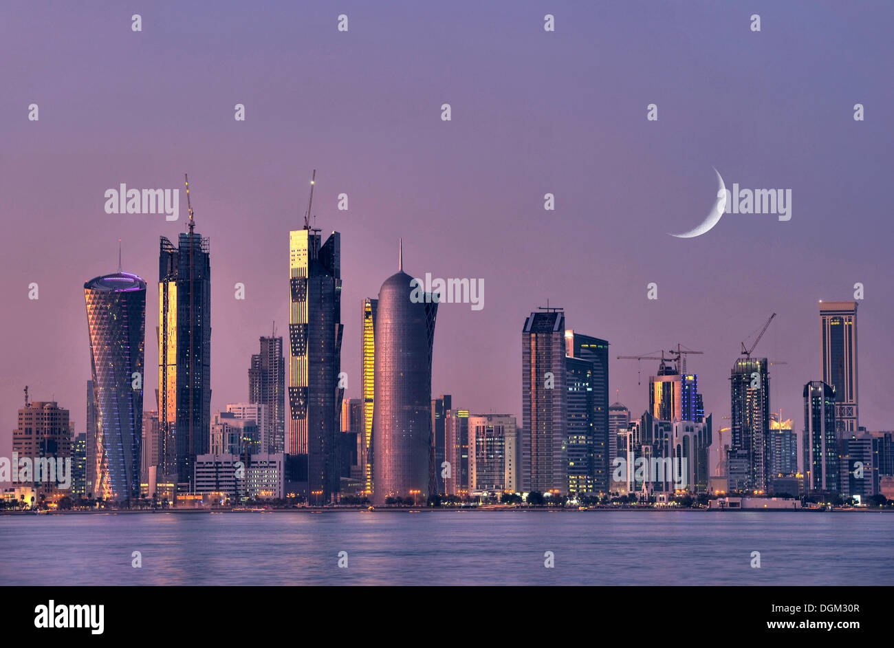 Dämmerung geschossen, Skyline von Doha, Tornado Tower, Peilturm, Frieden Türme, Al-Thani Turm, Mond, Doha, Qatar, Persischer Golf Stockfoto