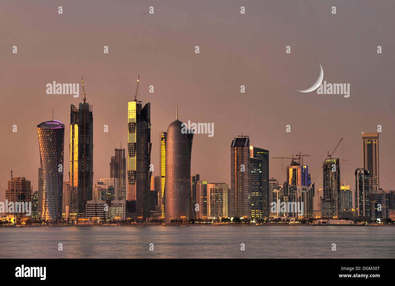 Dämmerung geschossen, Skyline von Doha, Tornado Tower, Peilturm, Frieden Türme, Al-Thani Turm, Mond, Doha, Qatar, Persischer Golf Stockfoto