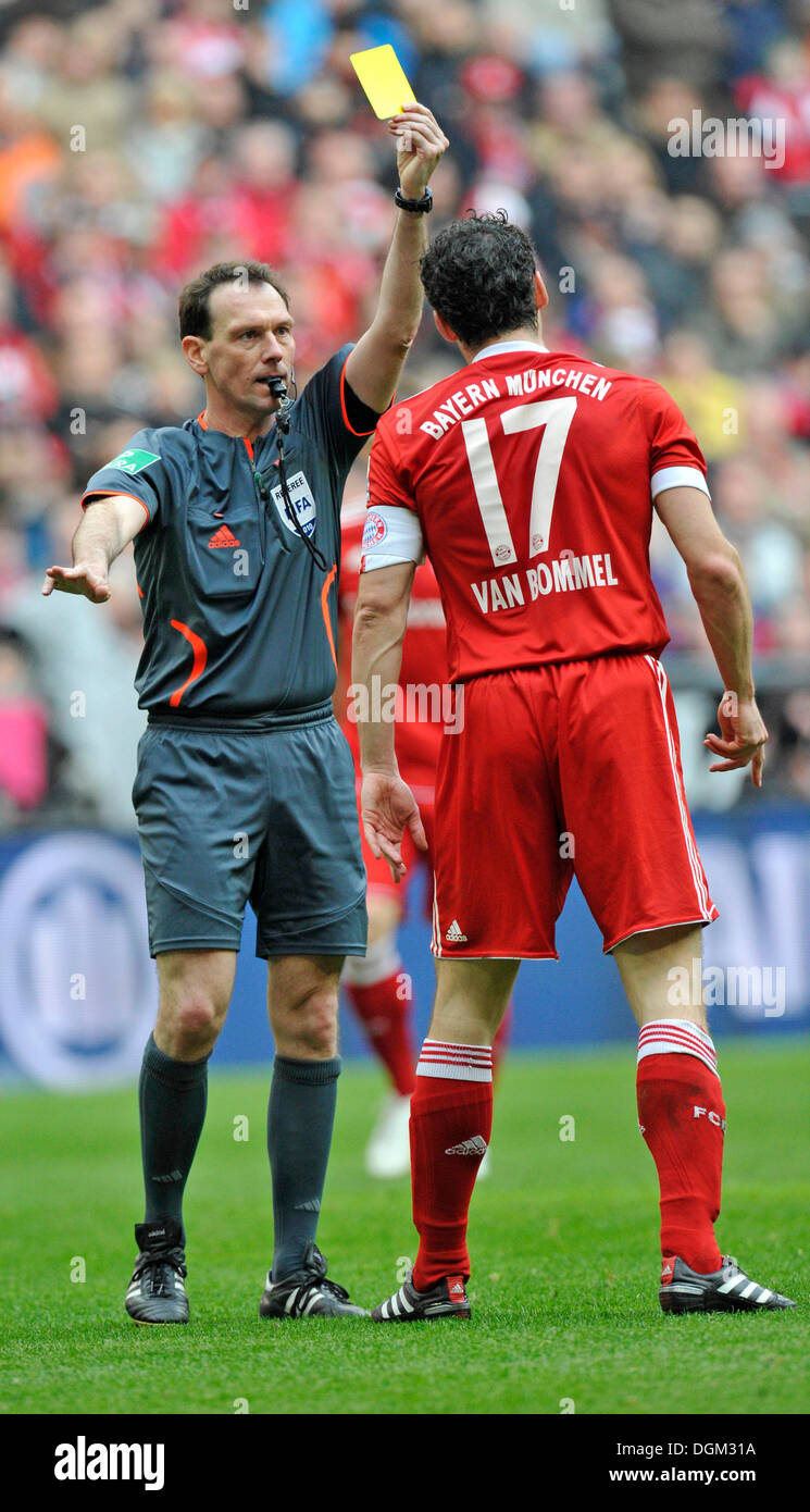 Mark van Bommel, FC Bayern München, der Schiedsrichter Florian Meyer eine gelbe Karte erhalten Stockfoto