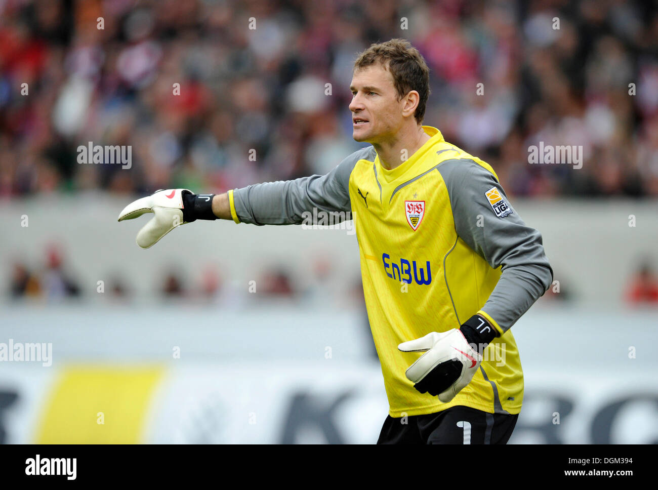 Jens Lehmann, Torhüter der deutschen Fußballvereins VfB Stuttgart, die Verteidigung zu organisieren Stockfoto