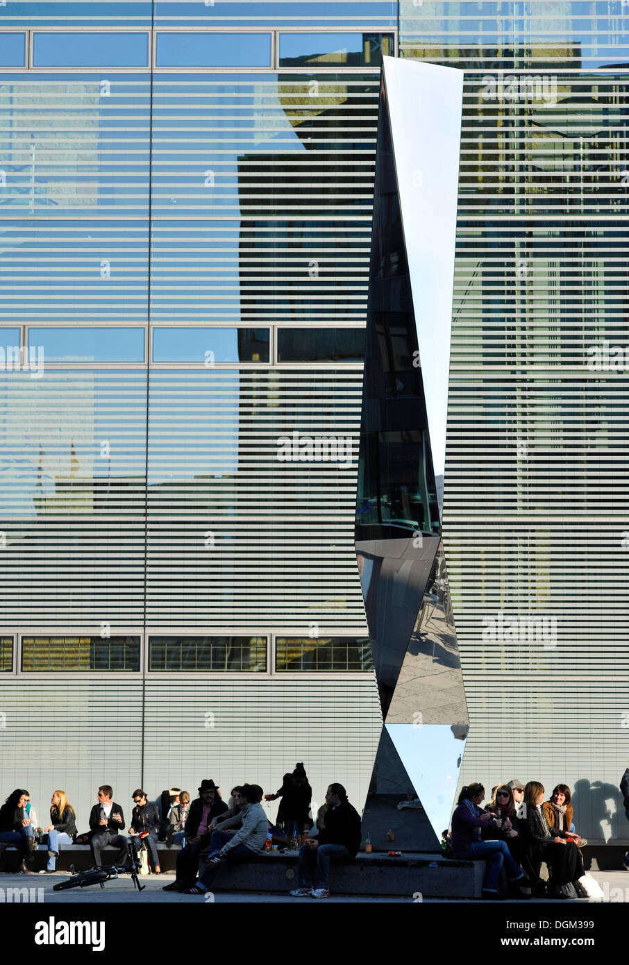 Polylit von Carsten NICOLAI, links neben Glaskubus des Kunstmuseums, Kleiner Schlossplatz quadratisch, Stuttgart Stockfoto