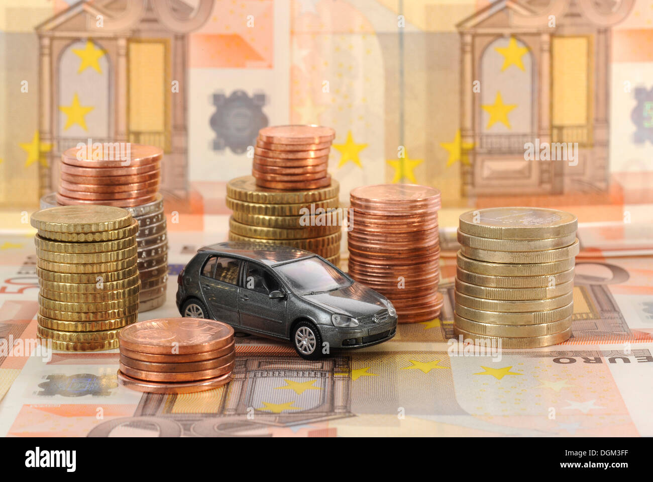 Banknoten, Münzen, Euro, symbolisches Bild für Anschaffungskosten, Wartung eines Autos Stockfoto