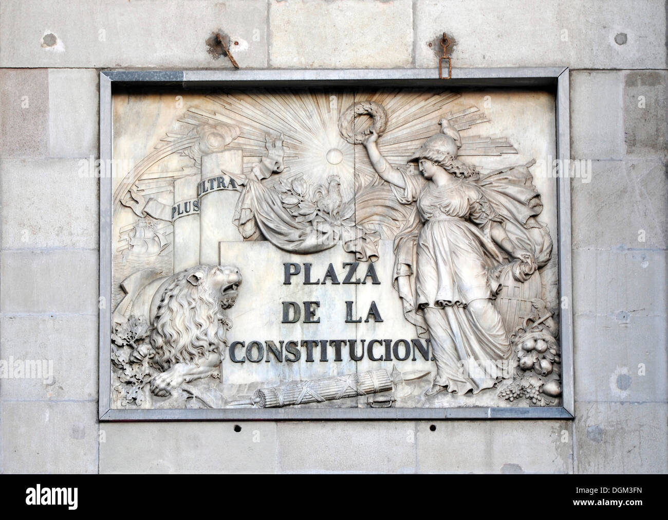 Stein-Plakette Plaza De La Constitución, Verweis auf verfassungsrechtliche Relevanz der Plaça de Sant Jaume, Barcelona, Katalonien Stockfoto