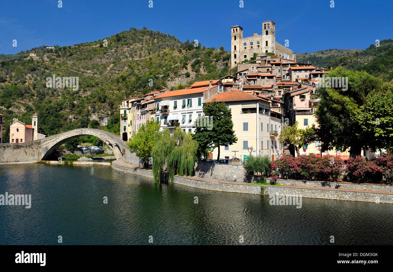 Brücke Ponte Vecchio di Dolceacqua über den Nervia Fluss und Blick auf die Burg Castello dei Doria, Dolceacqua, Ligurien Stockfoto
