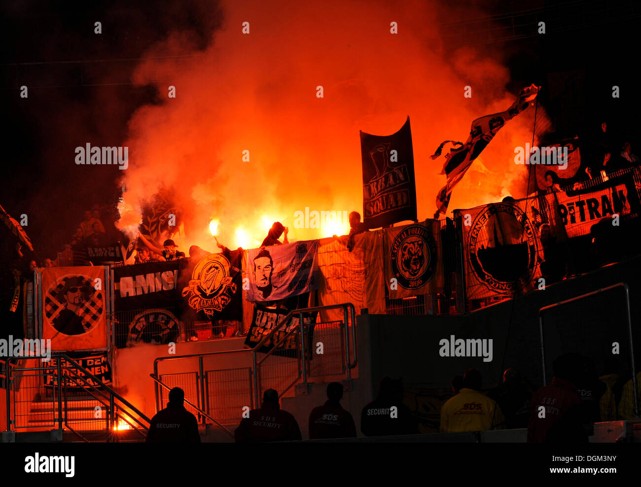 Gewalttätig, maskierten Fans zünden Fackeln in einem Stadion-Fan-block Stockfoto
