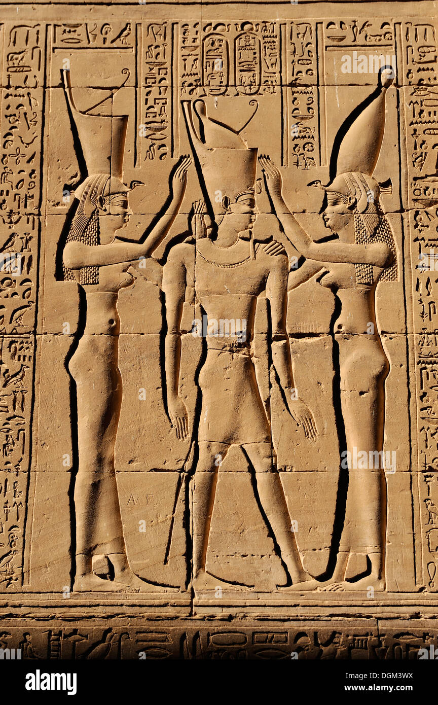 Wandrelief am äußeren Korridor, Tempel des Horus in Edfu, Oberägypten Stockfoto