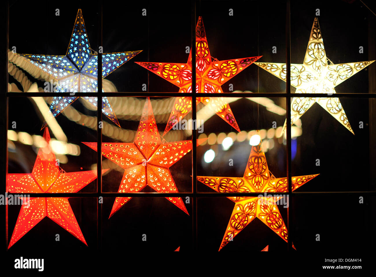 Beleuchtete Sterne, Weihnachtsmarkt, Stuttgart, Baden-Württemberg Stockfoto