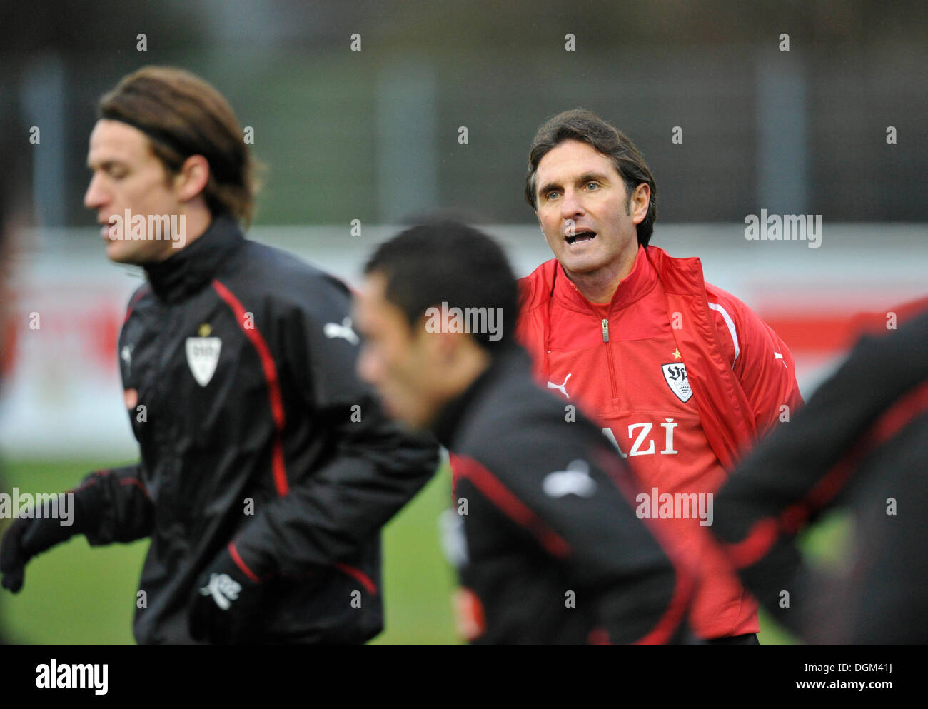 Trainer Bruno Labbadia, VfB Stuttgart, während des Trainings, Christian Gentner, vorne links, Elson, vorne Stockfoto