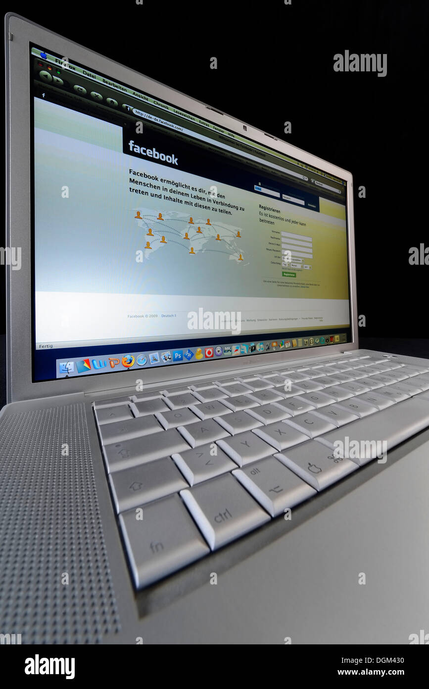 FACEBOOK, Web-basierte soziale Netzwerkportal auf Notebook-Display, Dock, Menüleiste Stockfoto