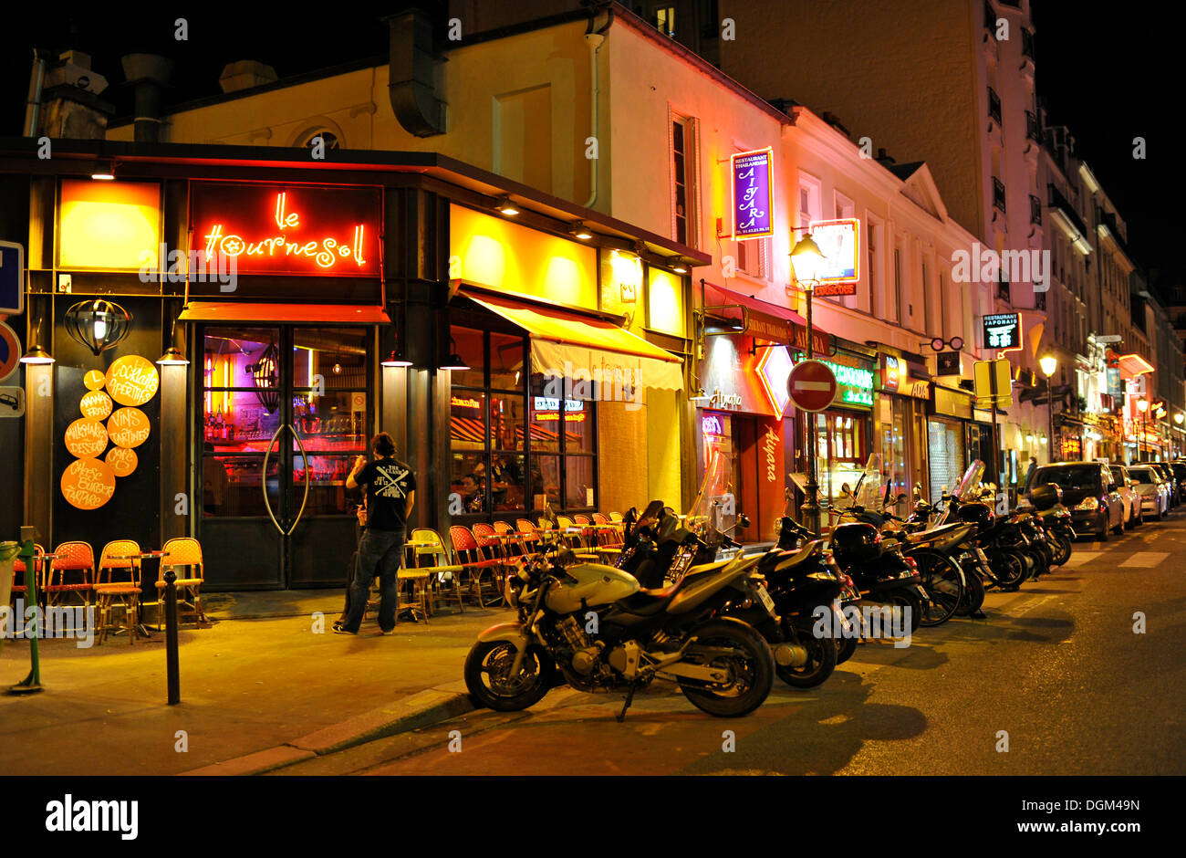 Nachtaufnahme, Mopeds mit Balken im Theaterviertel Gaité, Paris, Frankreich, Europa Stockfoto