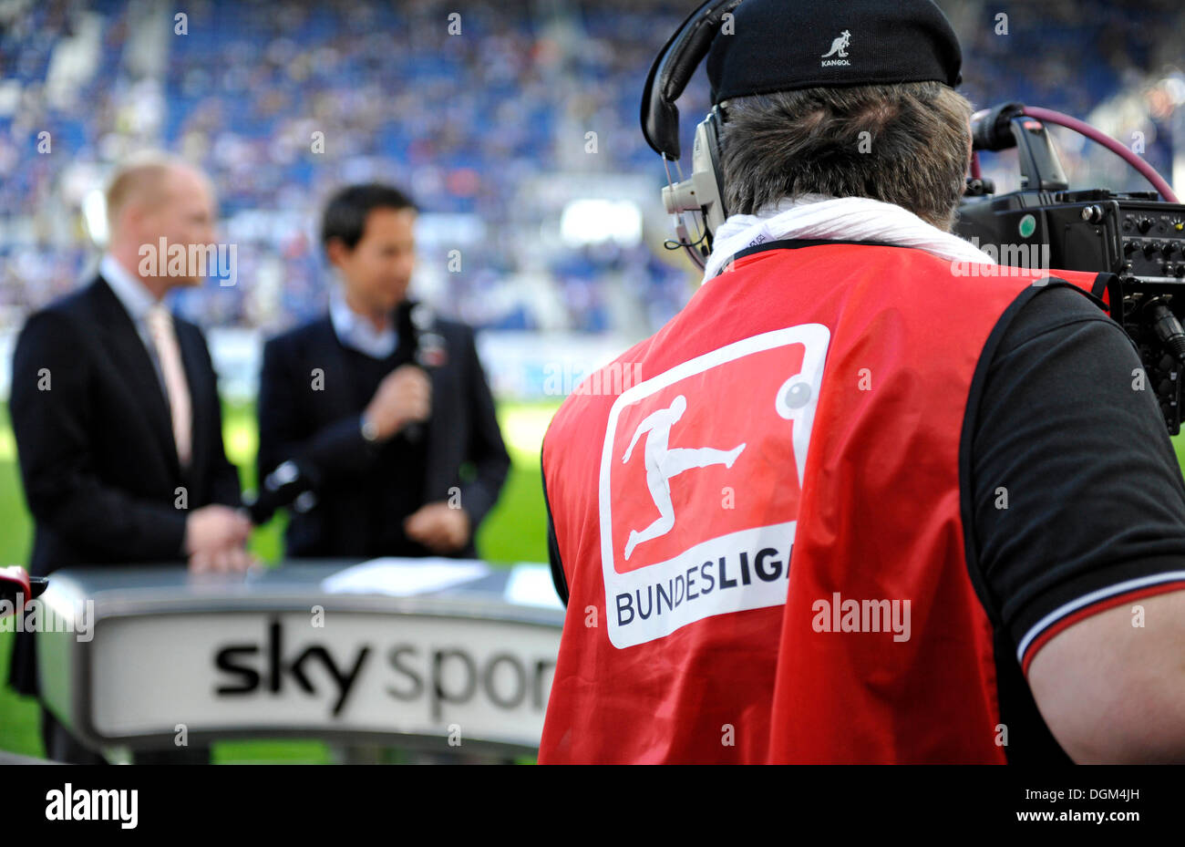 TV-Crew Kamerateam mit Logo der Bundesliga oder Bundesliga auf Lätzchen, DFB sport Direktor Matthias Sammer Deutsch Stockfoto