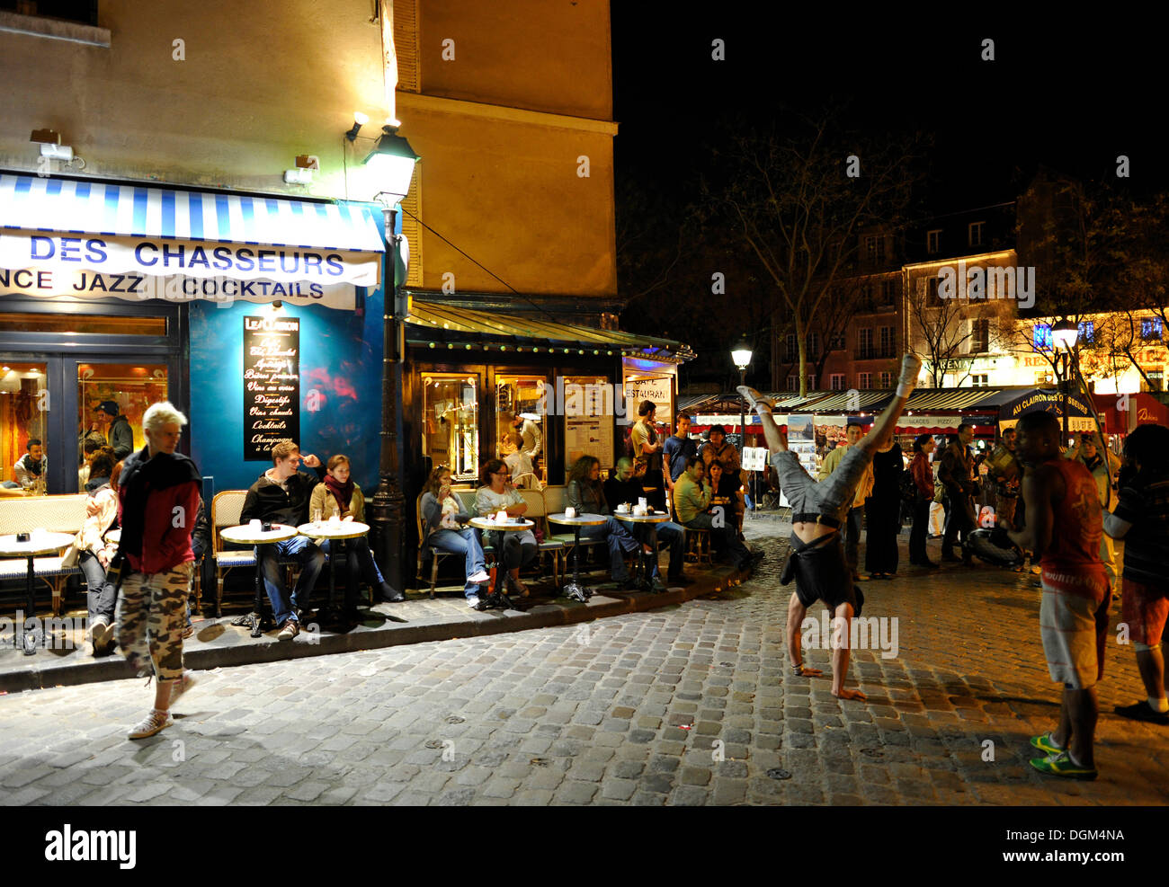 Straßenkünstler in der Nacht am Place du Tertre, Montmartre, Paris, Frankreich, Europa Stockfoto