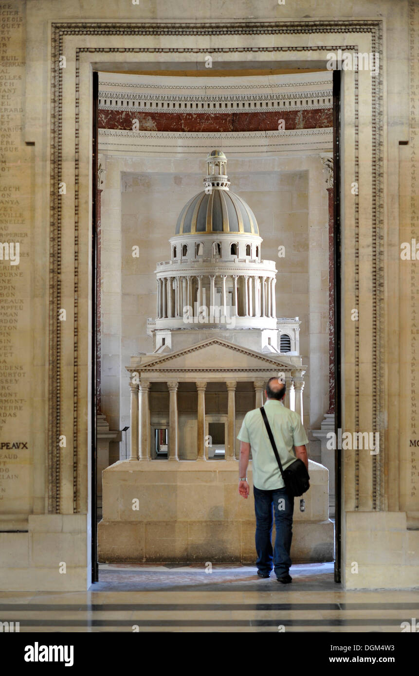 Touristen stehen vor einem Modell, Pantheon, ein Mausoleum für französischen Nationalhelden, Montagne Sainte-Geneviève Stockfoto