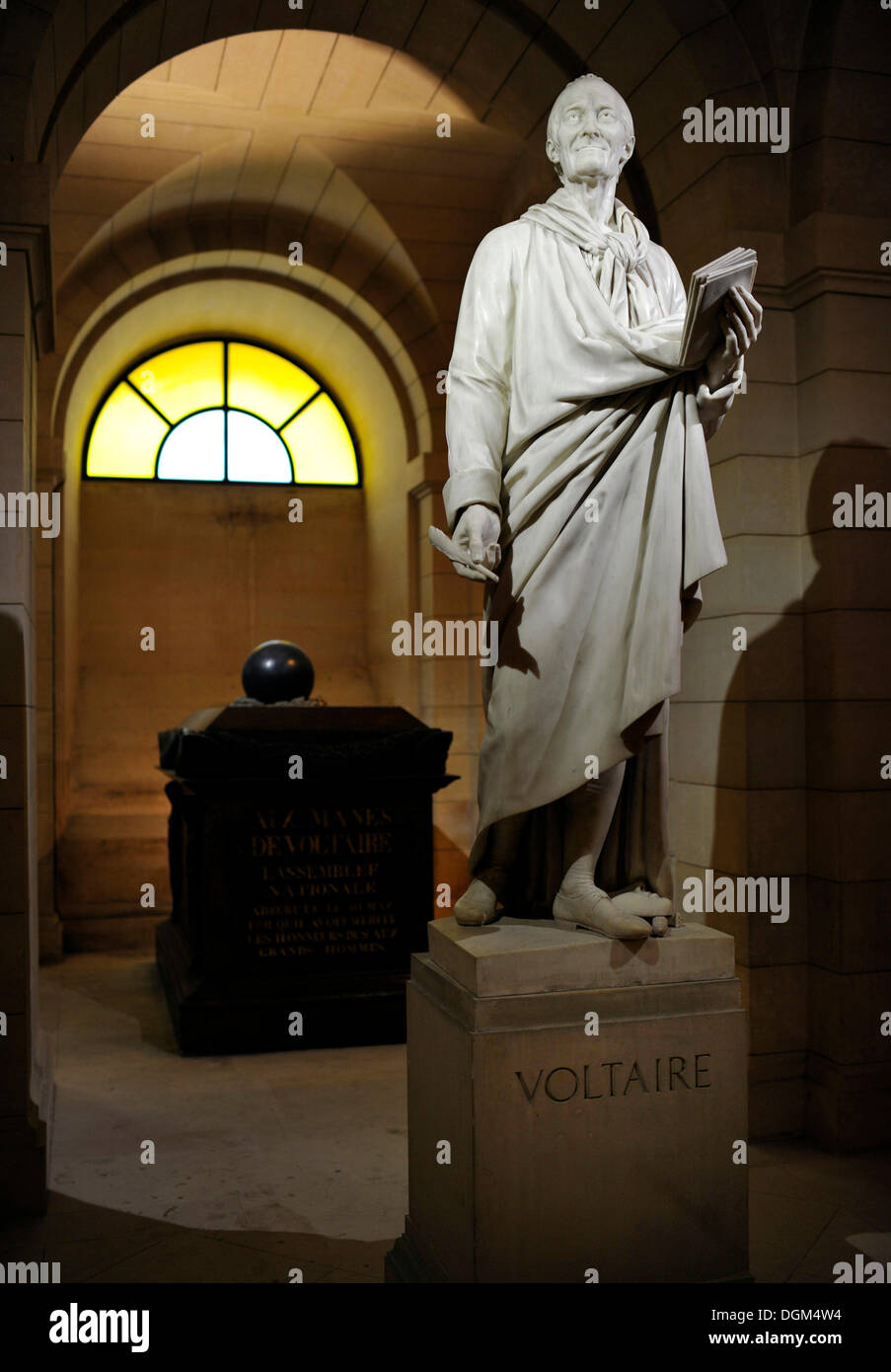 Innenraum mit dem Ehrengrab von François Marie Arouet Voltaire, Krypta, Pantheon, ein Mausoleum für französischen Nationalhelden Stockfoto