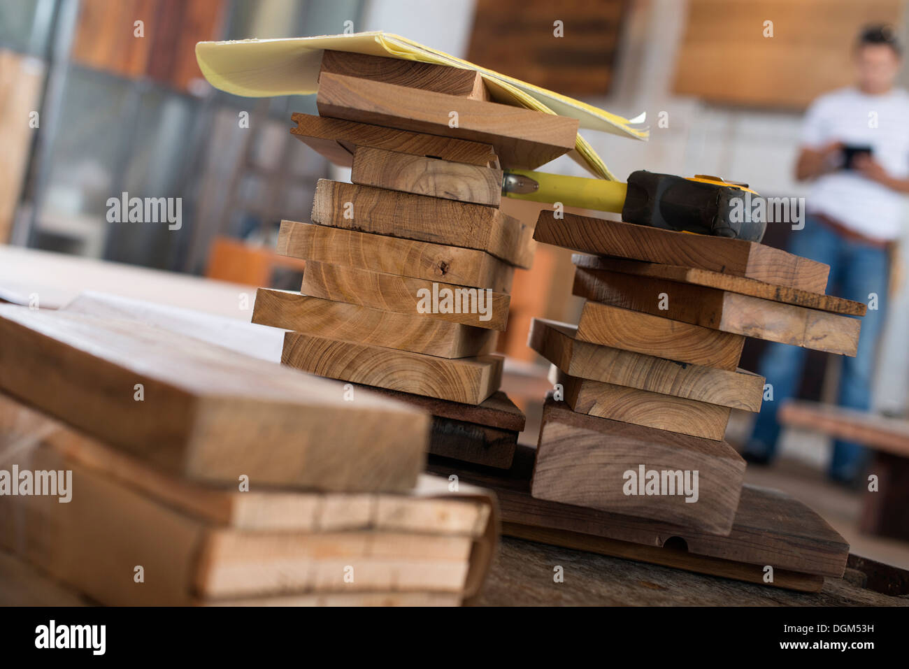 Ein junger Mann in einer Werkstatt. Verwenden eine digitale-Tablette, Aufzeichnungen und Foto-Objekte. Stockfoto