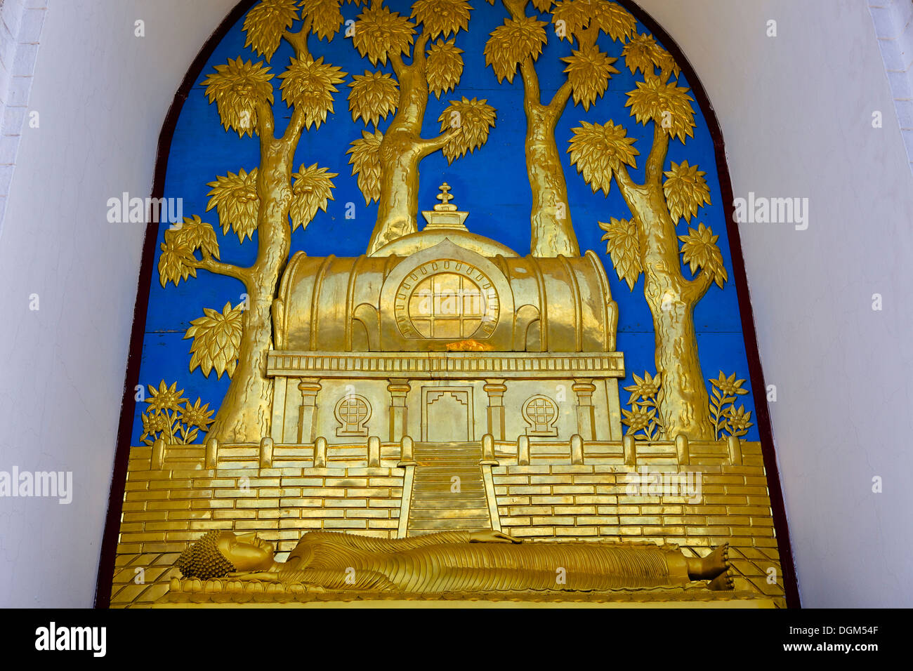 Golden Buddha an die World Peace Pagoda in Pokhara, Nepal, Asien Stockfoto